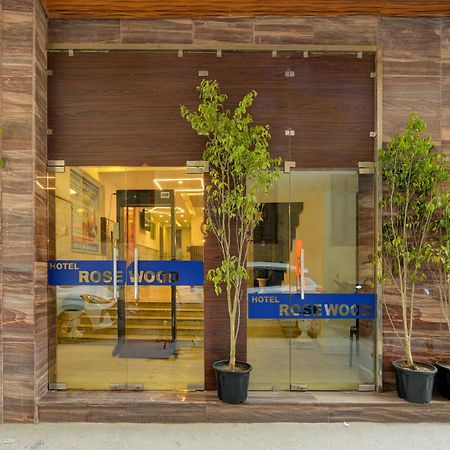 Rosewood Suites A Family Hotel Near Delhi Airport Nova Deli Exterior foto
