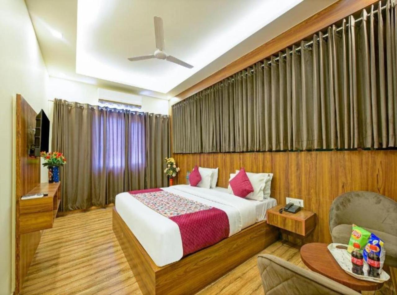 Rosewood Suites A Family Hotel Near Delhi Airport Nova Deli Exterior foto