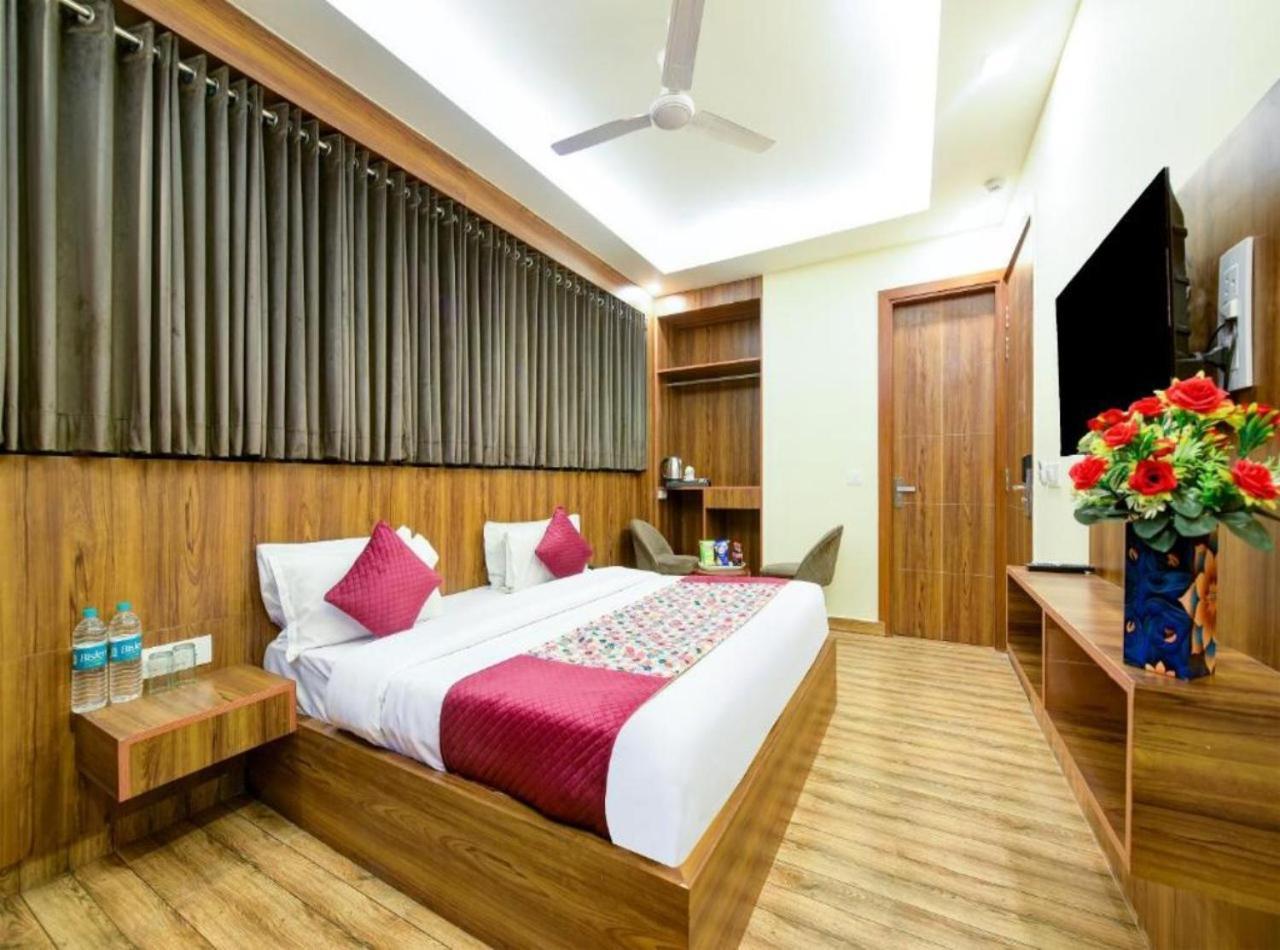 Rosewood Suites A Family Hotel Near Delhi Airport Nova Deli Exterior foto
