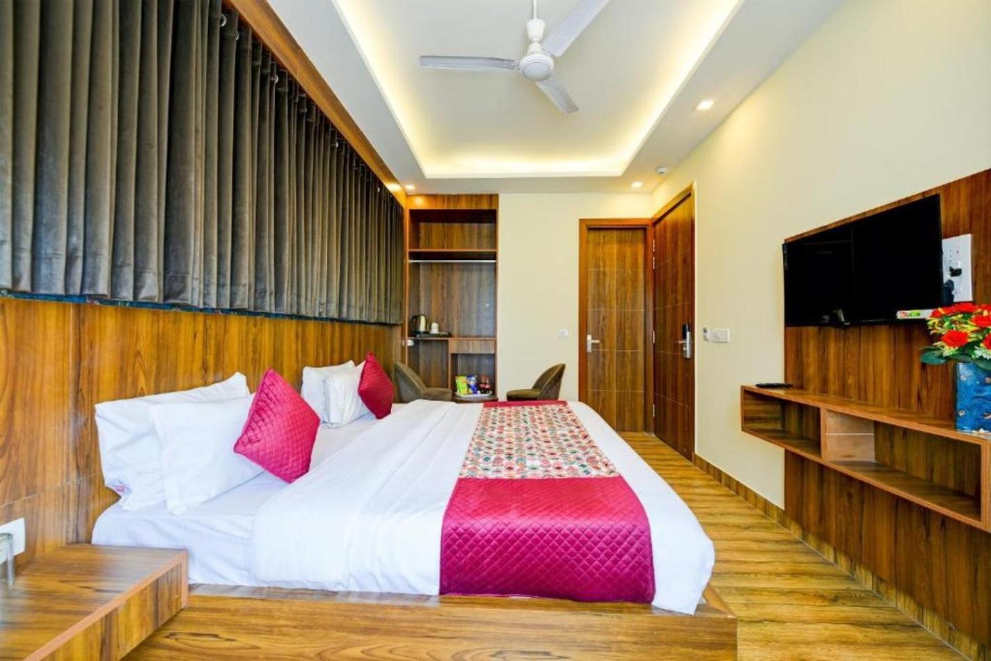 Rosewood Suites A Family Hotel Near Delhi Airport Nova Deli Exterior foto
