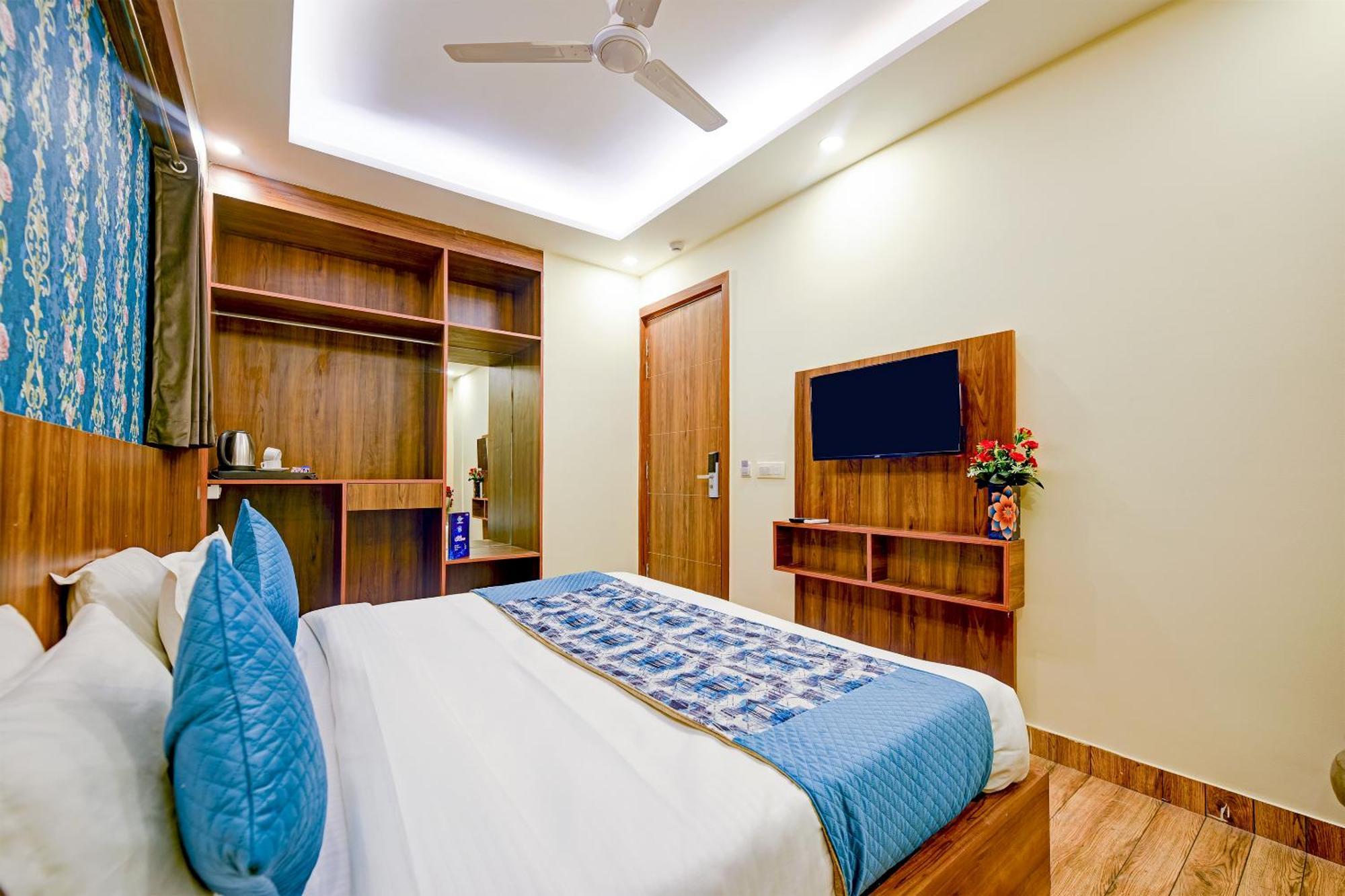 Rosewood Suites A Family Hotel Near Delhi Airport Nova Deli Exterior foto