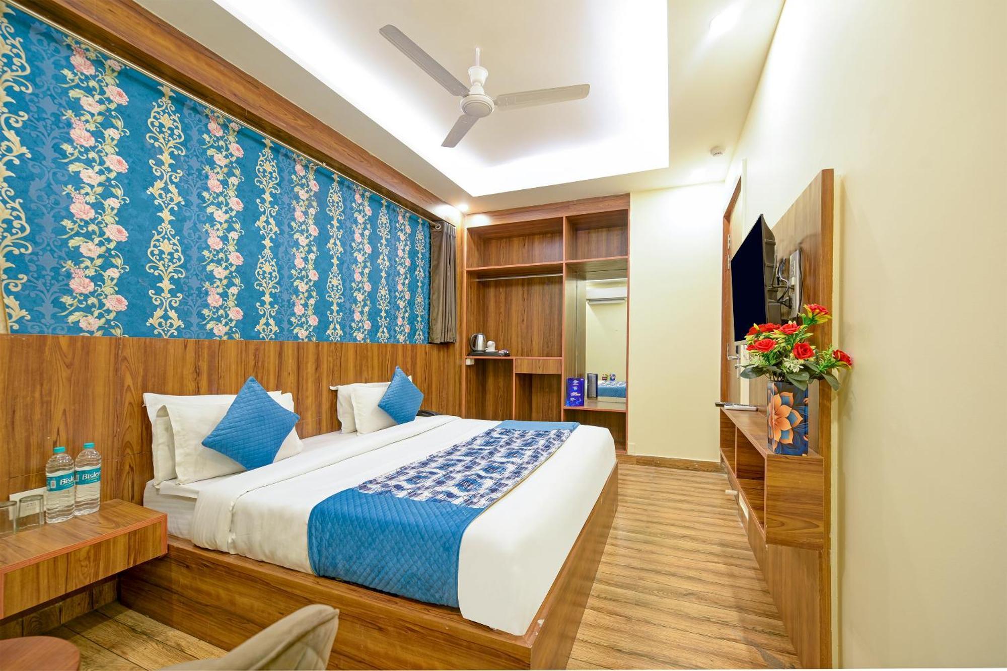 Rosewood Suites A Family Hotel Near Delhi Airport Nova Deli Exterior foto